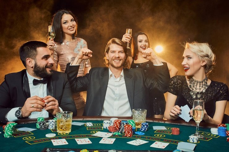 Dealer profesional m88 com di studio Speed Baccarat dengan kartu yang dibagikan di meja hijau